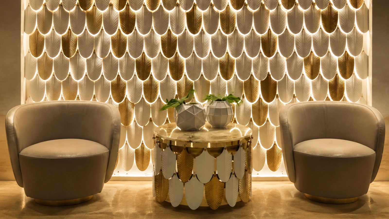 Paneles de cristal con formas de pluma y hoja utilizados en una aplicación interior personalizada de pantalla decorativa de cristal
