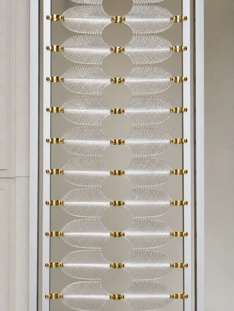 Paneles de cristal con formas de pluma y hoja utilizados en una aplicación interior personalizada de pantalla decorativa de cristal