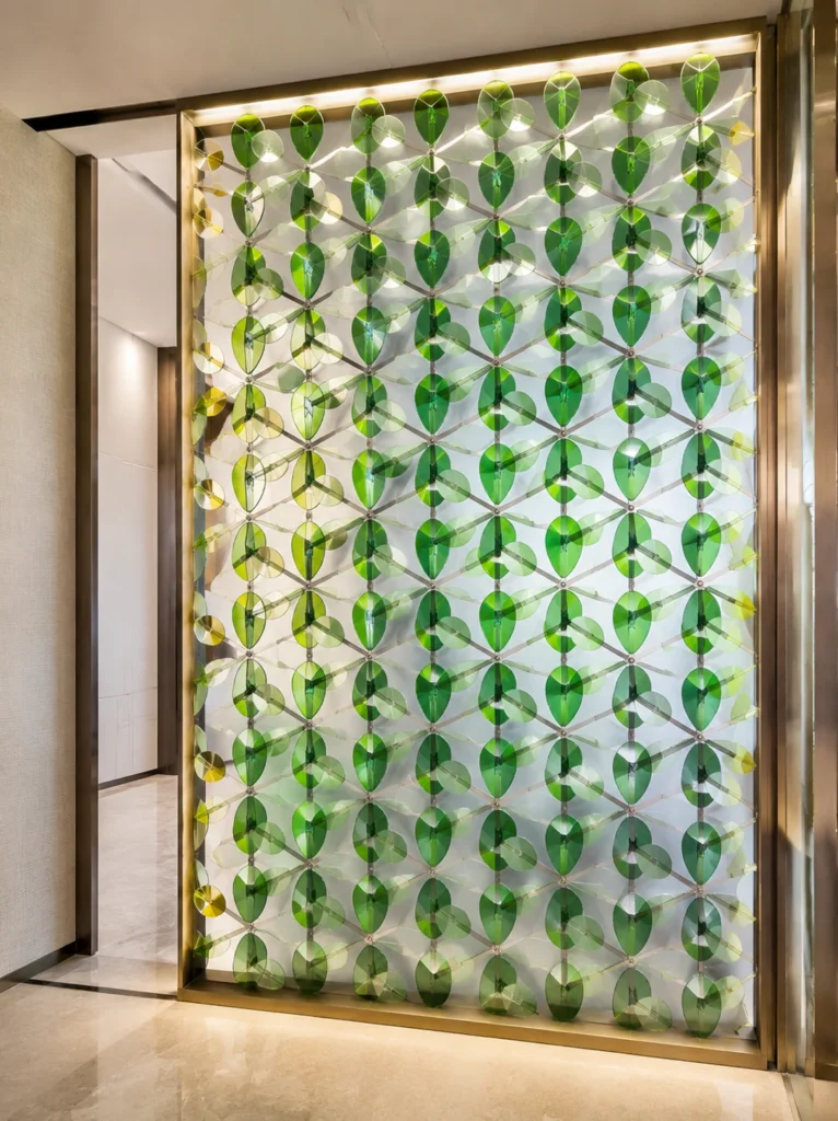 Paneles de cristal con formas de pluma y hoja utilizados en una aplicación interior personalizada de pantalla decorativa de cristal