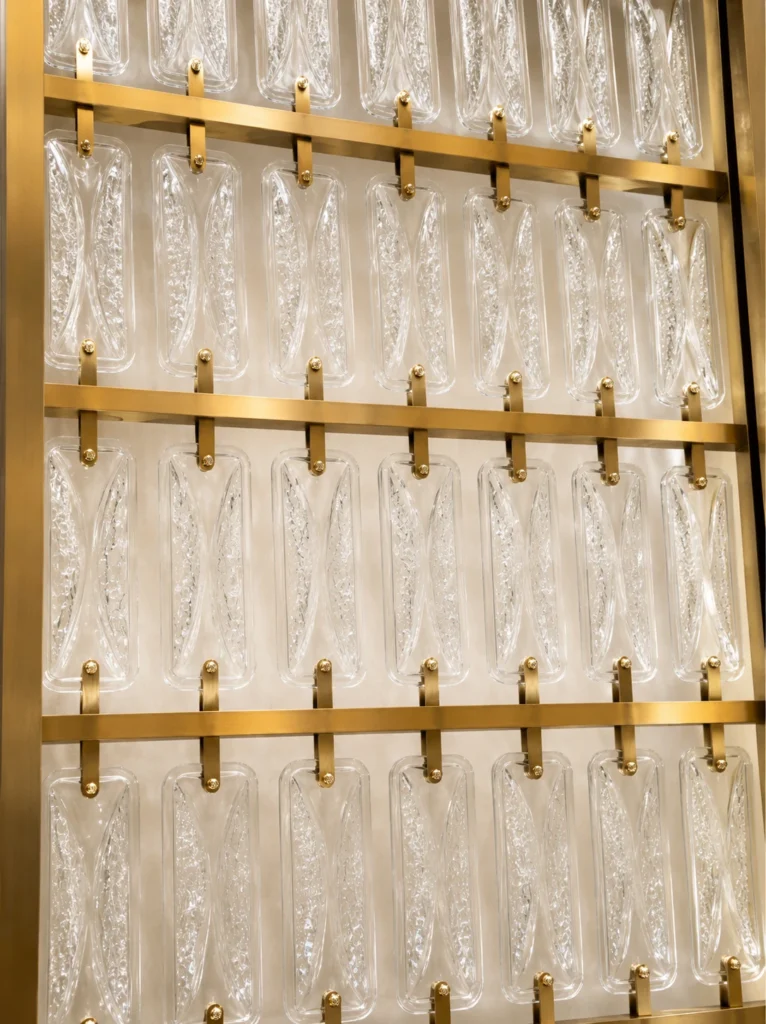 Panneaux rectangulaires suspendus en cristal utilisés dans une application intérieure d’écran décoratif en cristal sur mesure