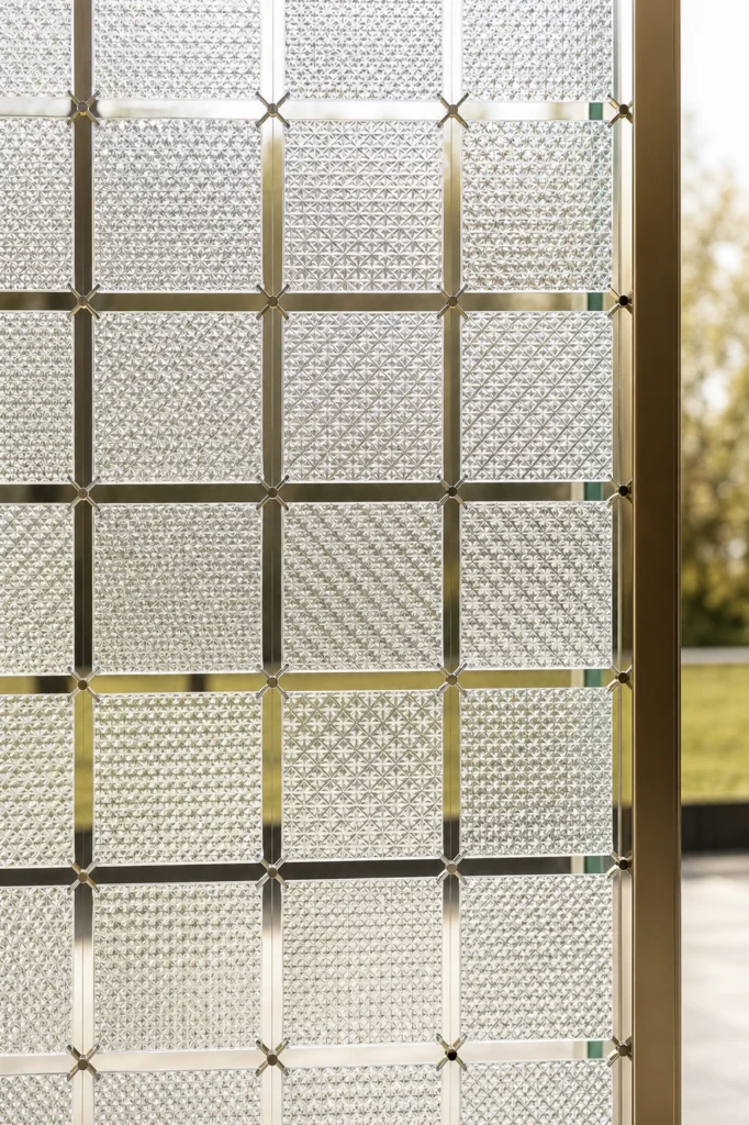 Panneaux et modules carrés en cristal utilisés dans une application intérieure d’écran décoratif en cristal sur mesure
