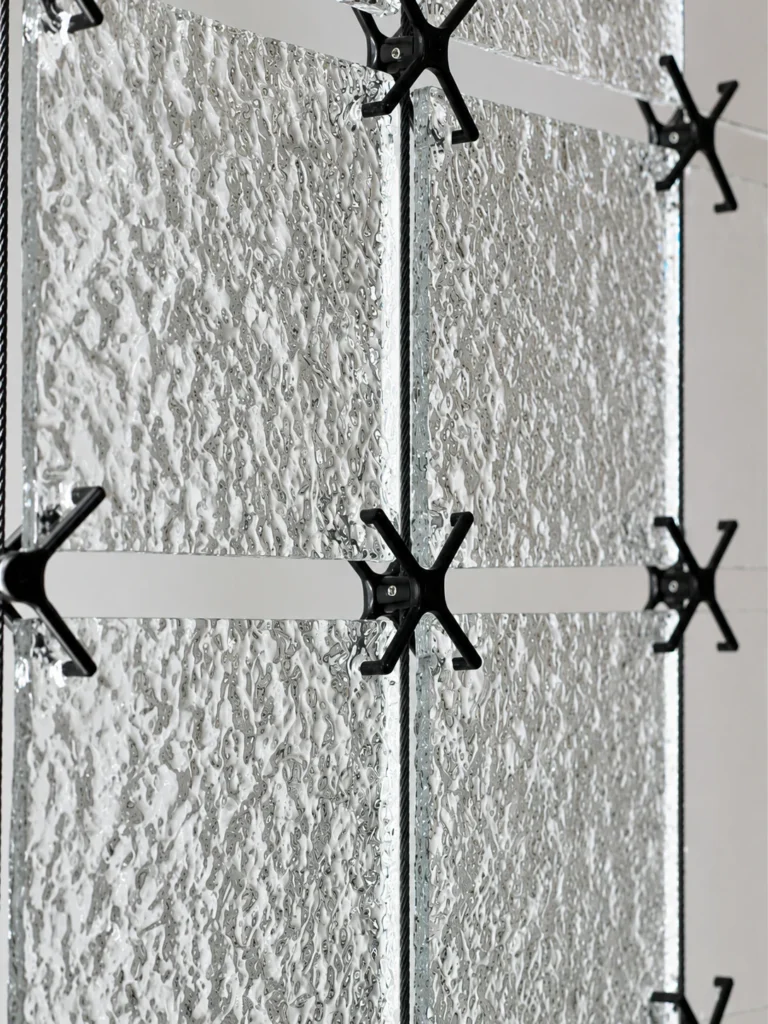 Panneaux et modules carrés en cristal utilisés dans une application intérieure d’écran décoratif en cristal sur mesure